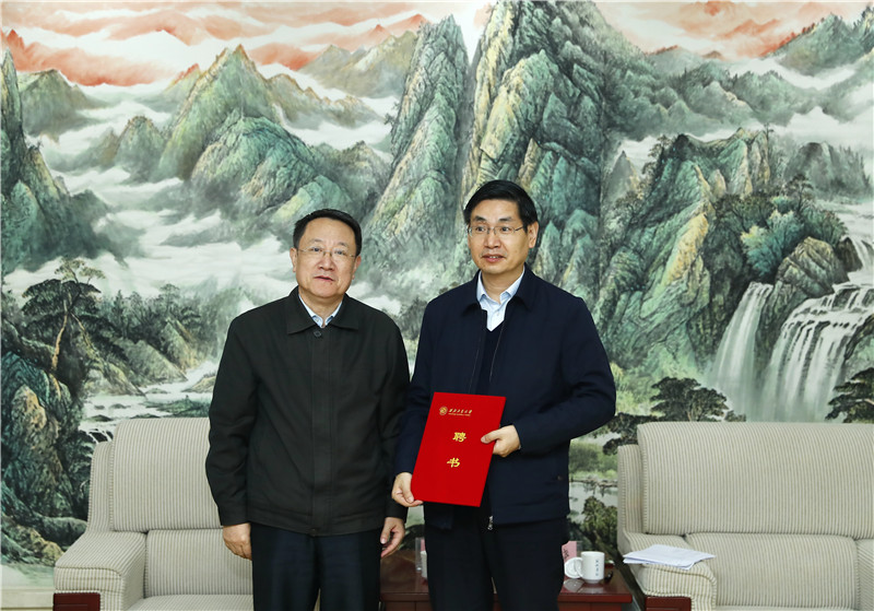 张炜表示,侯晓院士是我校杰出校友,希望今后在人才